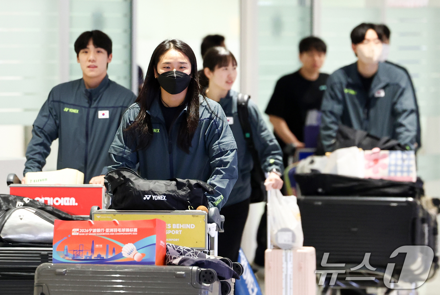 (인천공항=뉴스1) 최지환 기자 = 2026 아시아배드민턴선수권에서 우승하며 배드민턴 그랜드 슬램을 완성한 안세영을 비롯한 배드민턴 대표팀이 13일 오후 인천국제공항 제2터미널을 …