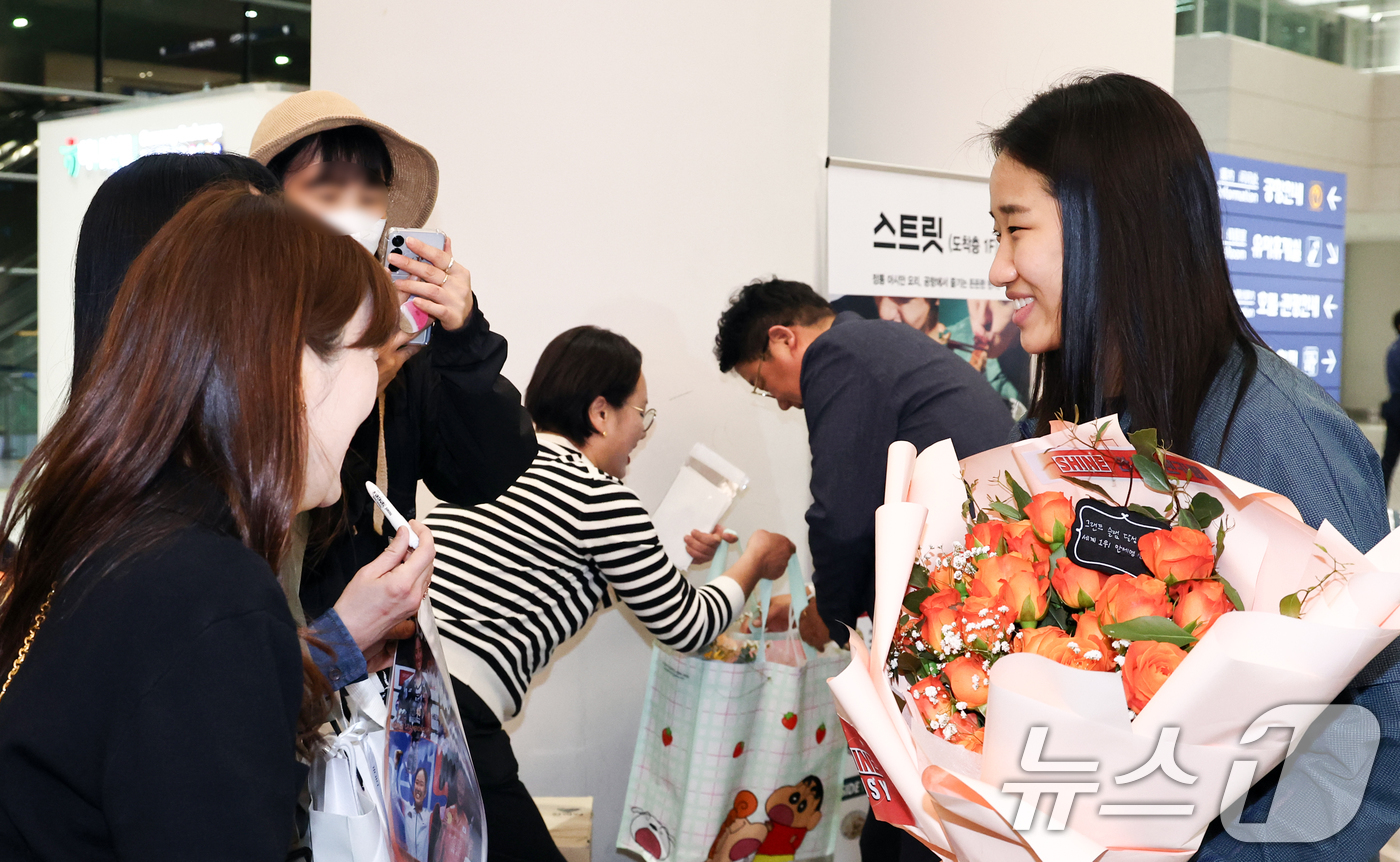 (인천공항=뉴스1) 최지환 기자 = 2026 아시아배드민턴선수권에서 우승하며 배드민턴 그랜드 슬램을 완성한 안세영이 13일 오후 인천국제공항 2터미널로 귀국해 팬들에게 축하를 받고 …