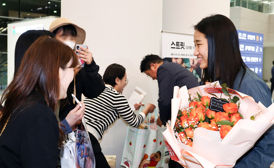 팬들에게 축하 받는 안세영