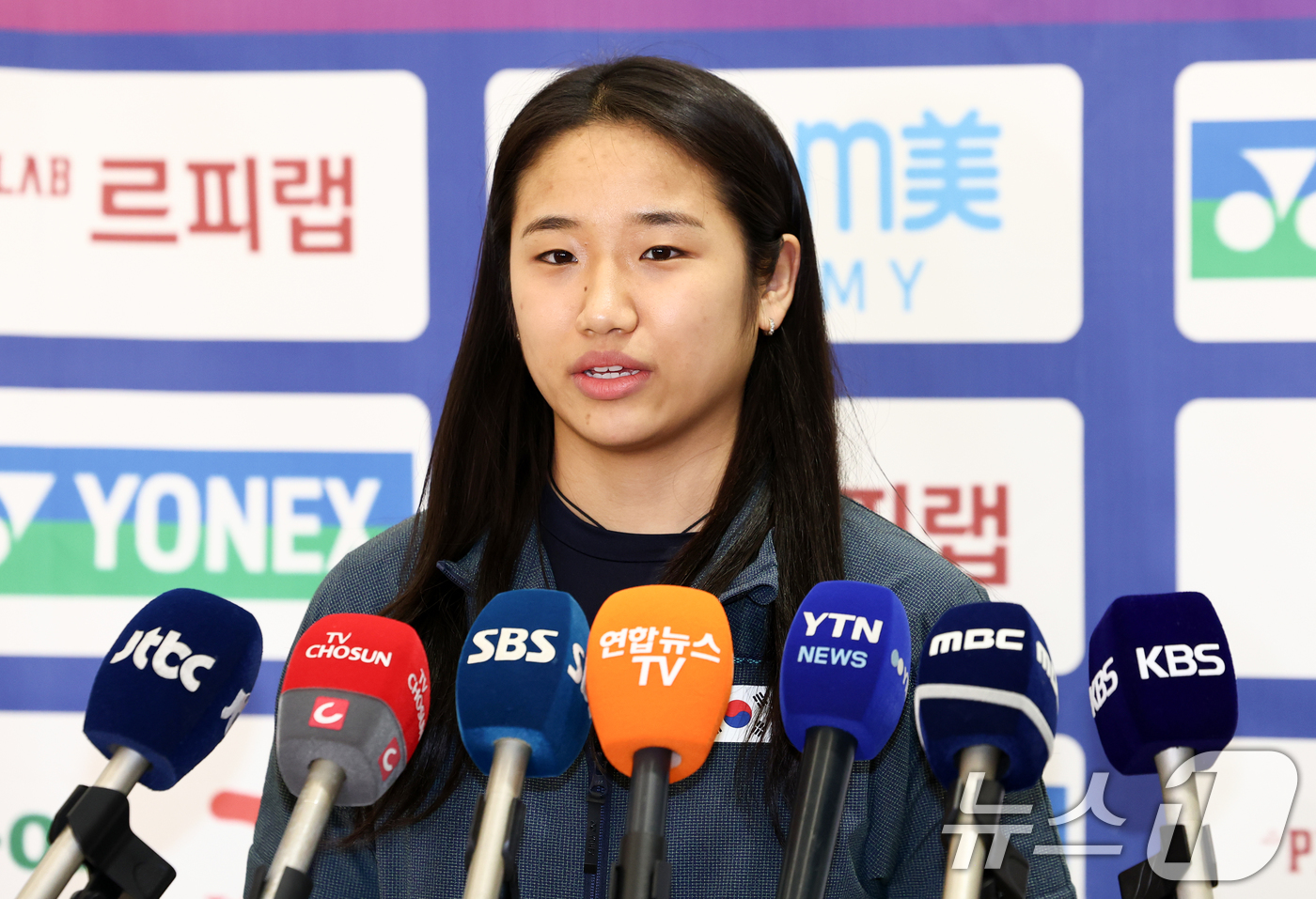 (인천공항=뉴스1) 최지환 기자 = 2026 아시아배드민턴선수권에서 우승하며 배드민턴 그랜드 슬램을 완성한 안세영이 13일 오후 인천국제공항 제2터미널에서 우승 소감을 밝히고 있다 …