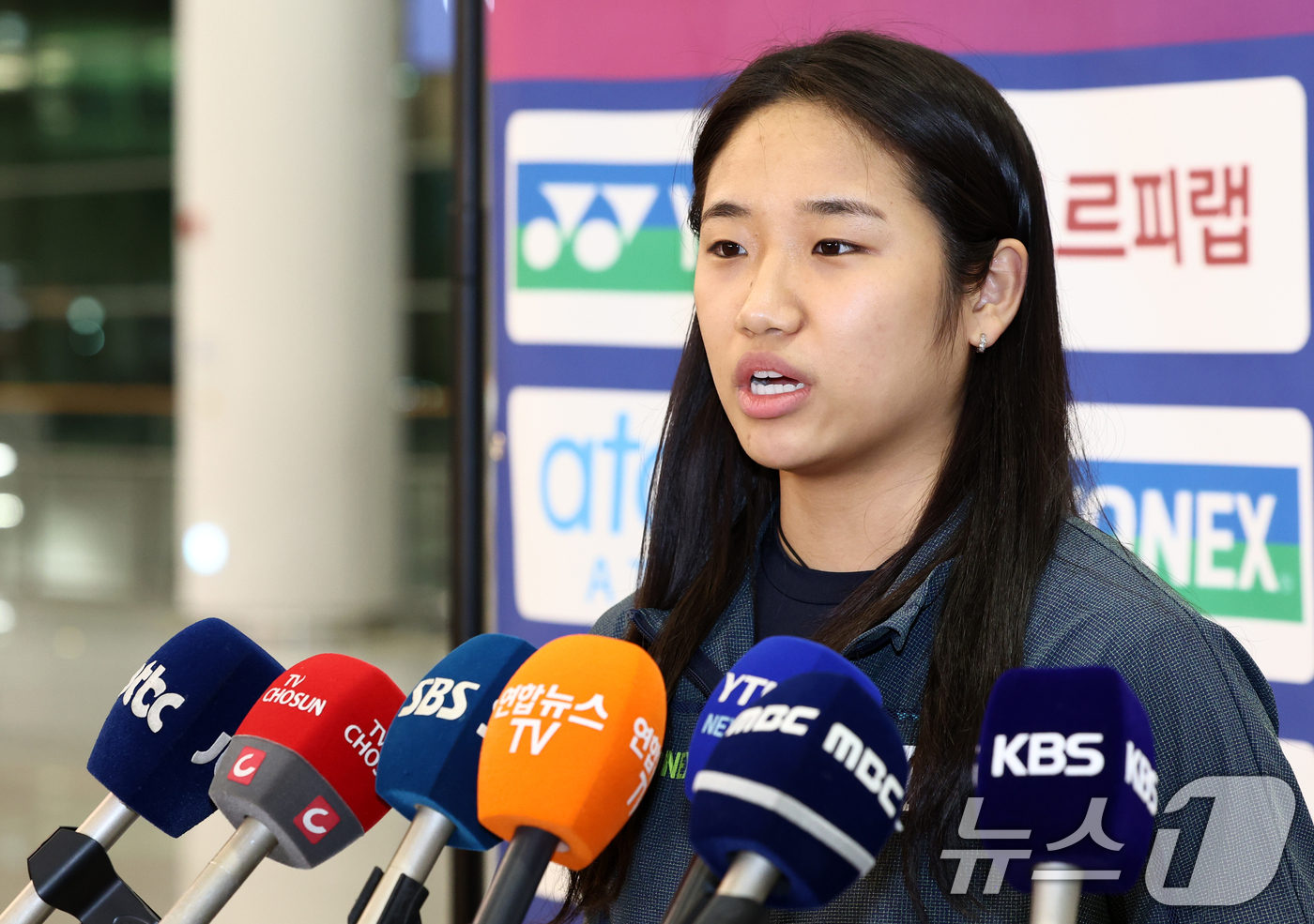 (인천공항=뉴스1) 최지환 기자 = 2026 아시아배드민턴선수권에서 우승하며 배드민턴 그랜드 슬램을 완성한 안세영이 13일 오후 인천국제공항 제2터미널에서 우승 소감을 밝히고 있다 …