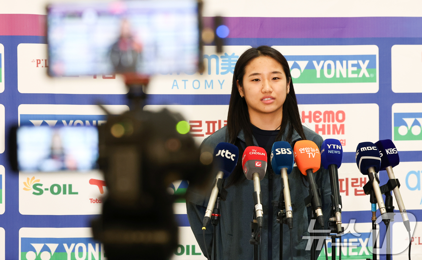 (인천공항=뉴스1) 최지환 기자 = 2026 아시아배드민턴선수권에서 우승하며 배드민턴 그랜드 슬램을 완성한 안세영이 13일 오후 인천국제공항 제2터미널에서 우승 소감을 밝히고 있다 …