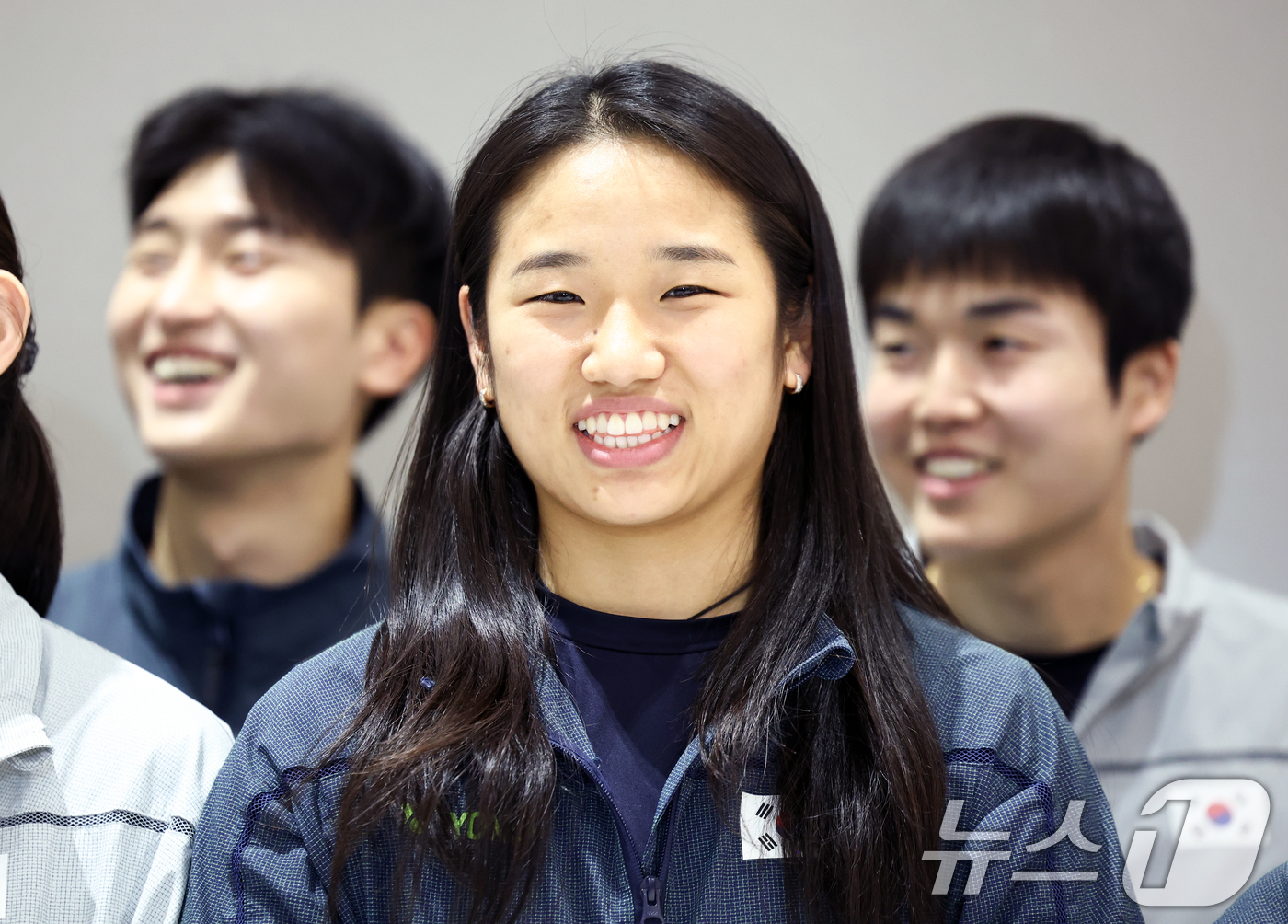 (인천공항=뉴스1) 최지환 기자 = 2026 아시아배드민턴선수권에서 우승하며 배드민턴 그랜드 슬램을 완성한 안세영이 13일 오후 인천국제공항 제2터미널을 통해 귀국해 기념촬영을 하 …