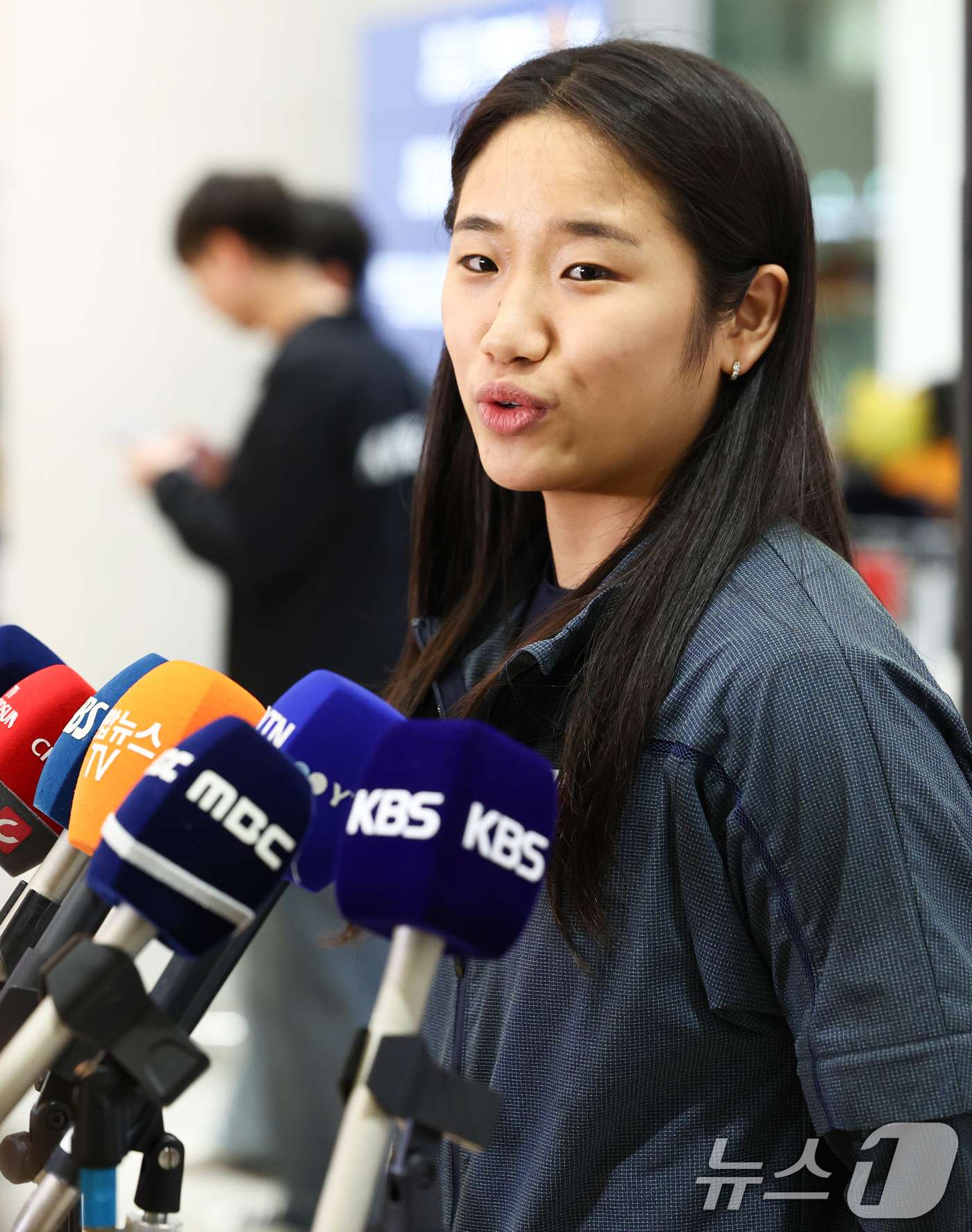 (인천공항=뉴스1) 최지환 기자 = 2026 아시아배드민턴선수권에서 우승하며 배드민턴 그랜드 슬램을 완성한 안세영이 13일 오후 인천국제공항 제2터미널에서 우승 소감을 밝히고 있다 …