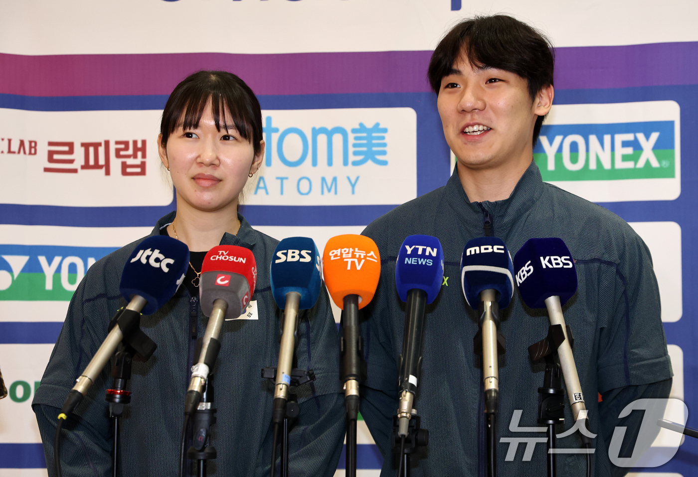 (인천공항=뉴스1) 최지환 기자 = 2026 아시아배드민턴선수권 혼합복식에서 우승한 김재현(오른쪽), 장하정 선수가 13일 오후 인천국제공항 제2터미널에서 우승 소감을 밝히고 있다 …