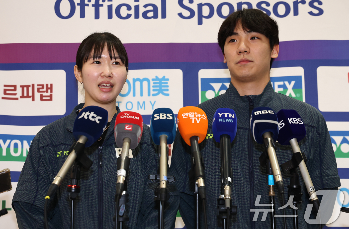 (인천공항=뉴스1) 최지환 기자 = 2026 아시아배드민턴선수권 혼합복식에서 우승한 김재현(오른쪽), 장하정 선수가 13일 오후 인천국제공항 제2터미널에서 우승 소감을 밝히고 있다 …