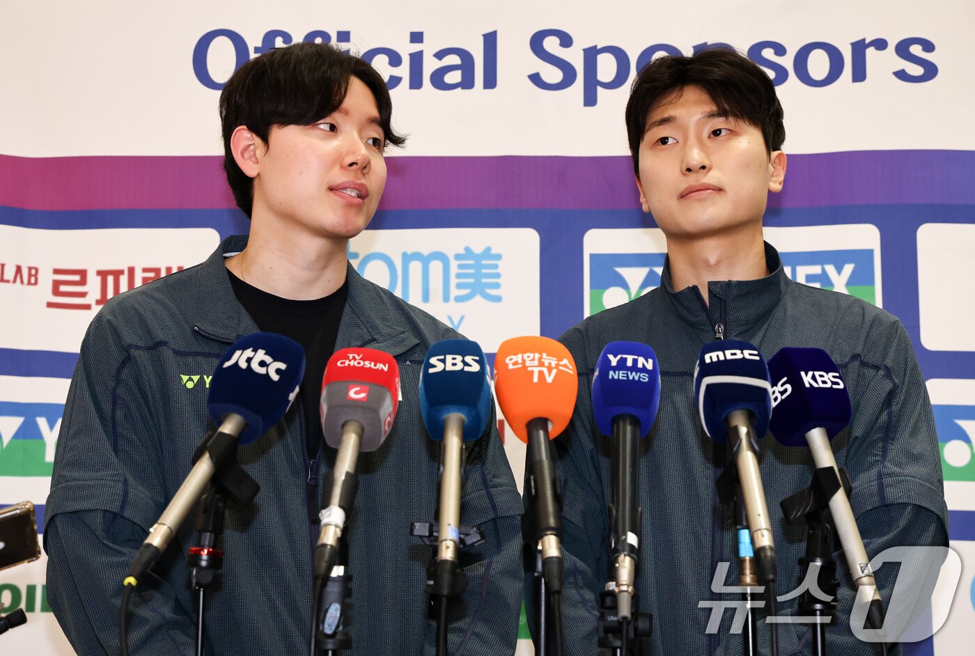 본문 이미지 - 2026 아시아배드민턴선수권 남자복식에서 우승한 서승재, 김원호 선수가 13일 오후 인천국제공항 제2터미널에서 우승 소감을 밝히고 있다. 2026.4.13 ⓒ 뉴스1 최지환 기자