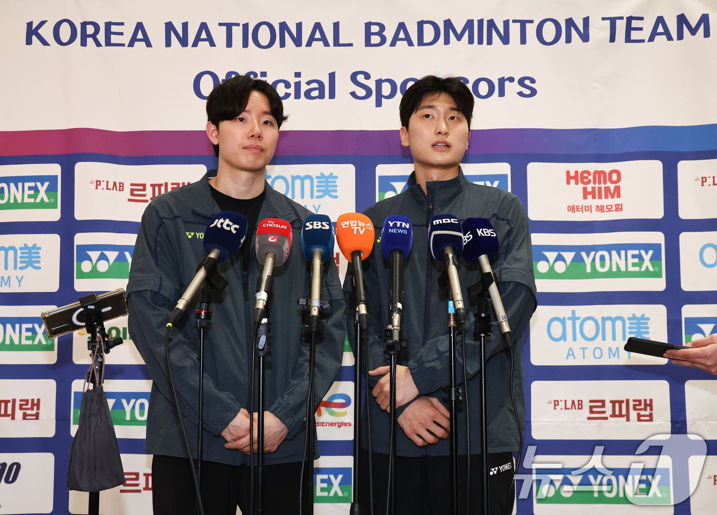 (인천공항=뉴스1) 최지환 기자 = 2026 아시아배드민턴선수권 남자복식에서 우승한 서승재, 김원호 선수가 13일 오후 인천국제공항 제2터미널에서 우승 소감을 밝히고 있다. 202 …
