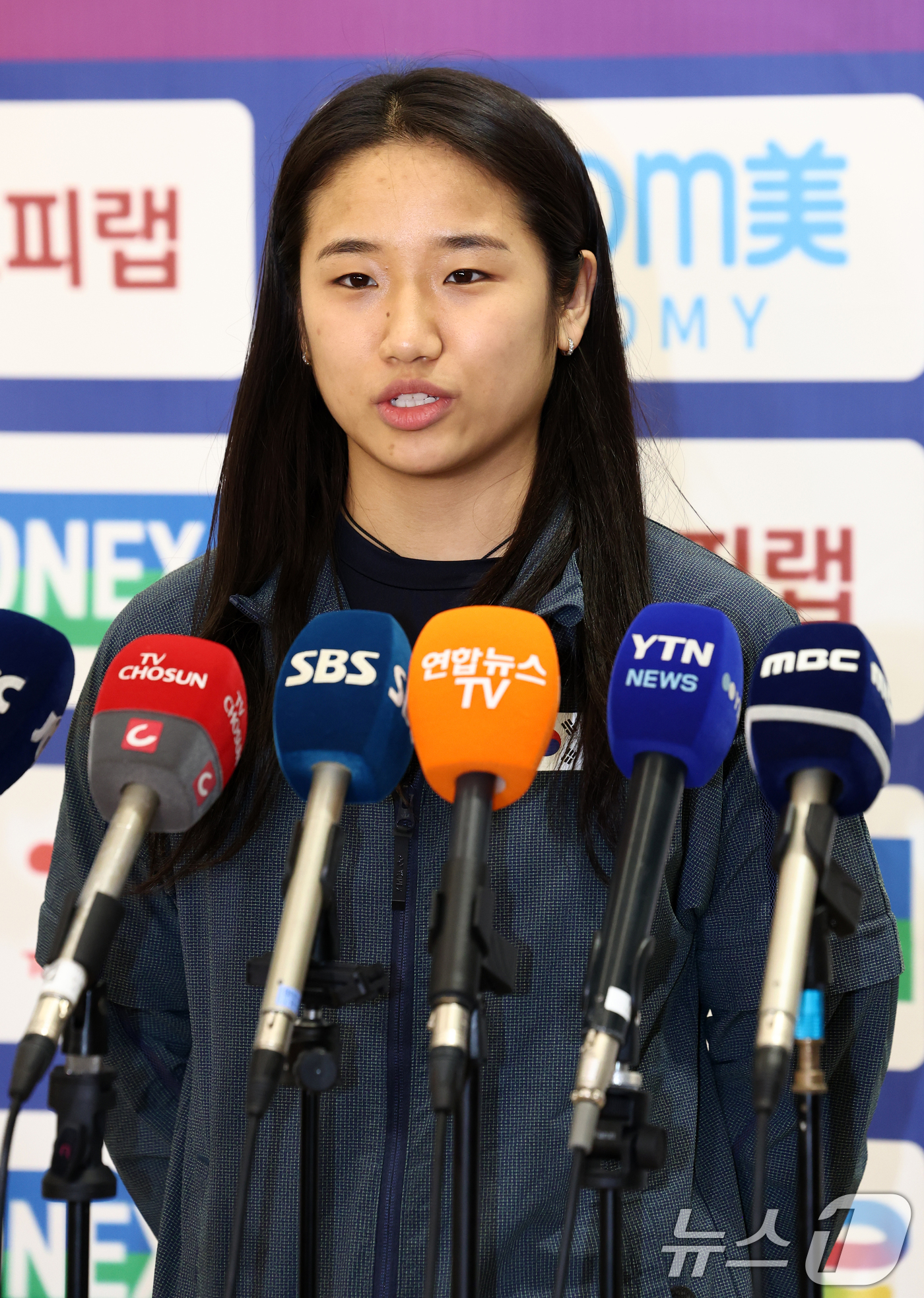 (인천공항=뉴스1) 최지환 기자 = 2026 아시아배드민턴선수권에서 우승하며 배드민턴 그랜드 슬램을 완성한 안세영이 13일 오후 인천국제공항 제2터미널에서 우승 소감을 밝히고 있다 …