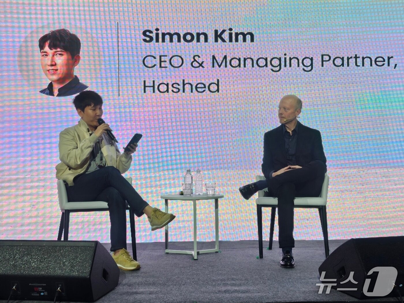 본문 이미지 - 제레미 알레어 서클 CEO가 13일 서울 강남구 SJ쿤스트할레에서 열린 자체 행사에서 김서준 해시드 대표와 대담을 나누고 있다.