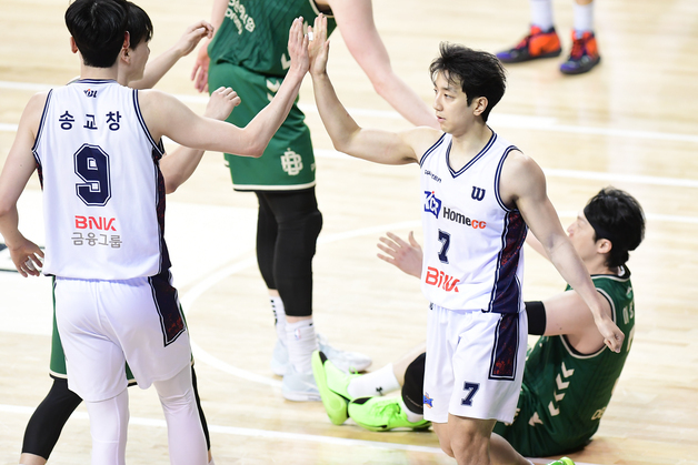 '슈퍼팀' KCC, 6강 PO 먼저 웃었다…DB에 81-78 신승