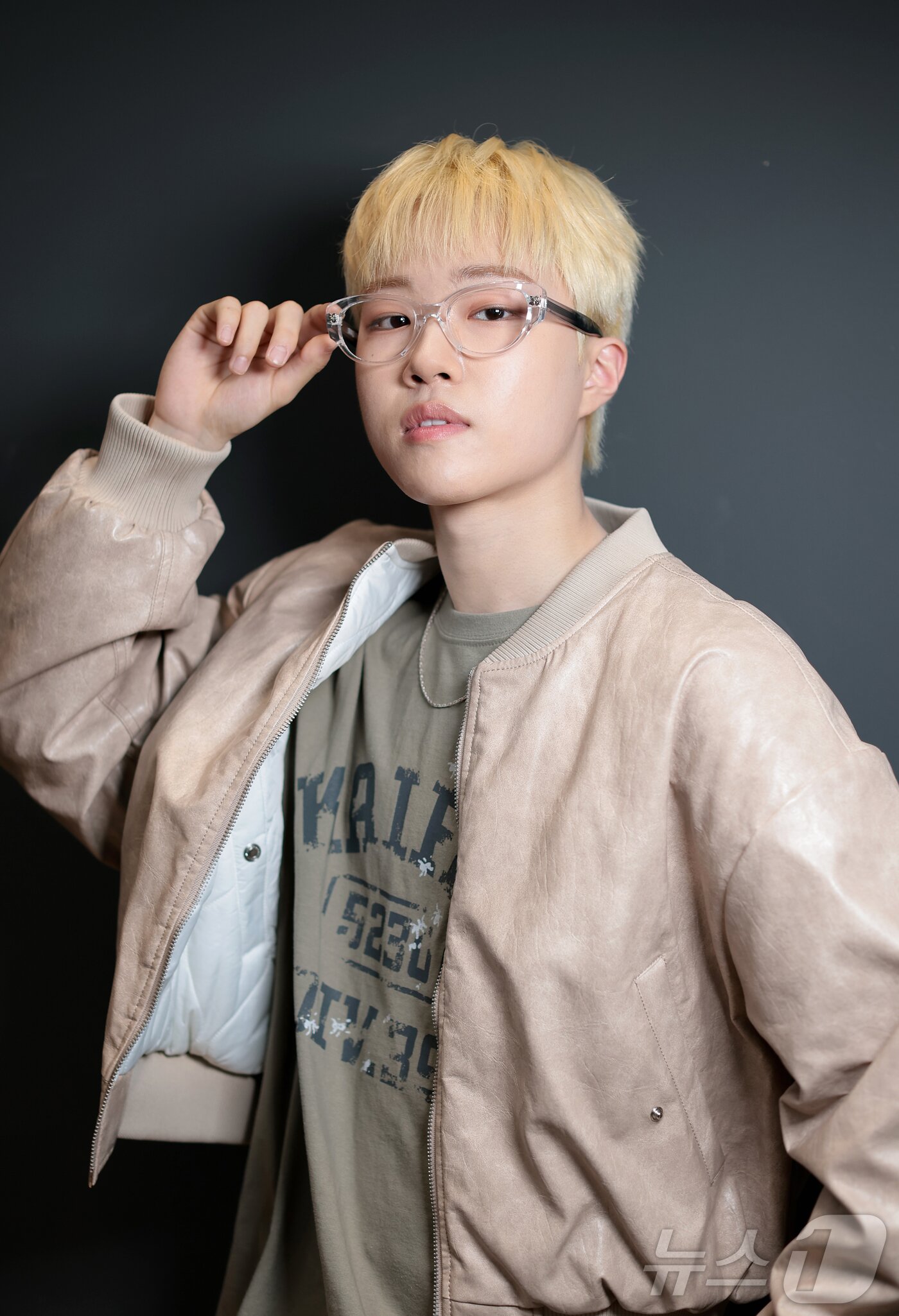 본문 이미지 - 그룹 네이즈의 아토가 서울 종로구 뉴스1 사옥에서 인터뷰를 하기 전 포즈를 취하고 있다.  ⓒ 뉴스1 권현진 기자