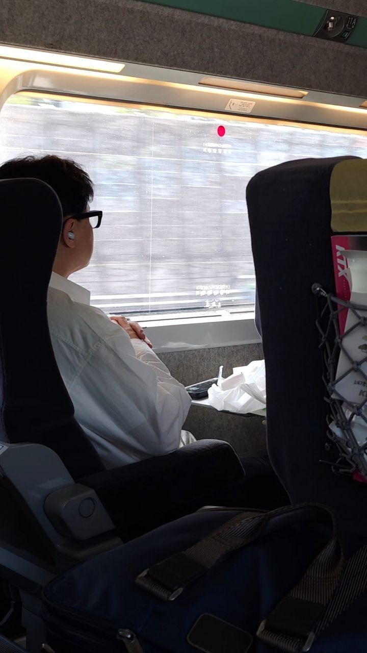 본문 이미지 - 한동훈 전 국민의힘 대표가 지난 13일 KTX를 타고 부산으로 향하고 있다.  