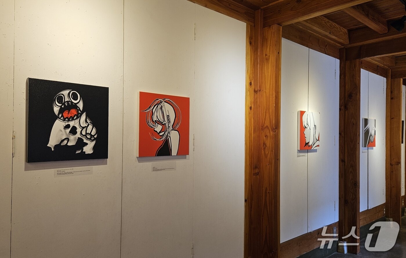 본문 이미지 - 지난 8일부터 13일까지 서울 종로구 인사동 리수갤러리에서 진행된 '서예희전; 헐거운 의지' 전시장에 걸린 그림들. 2026.4.13 ⓒ 뉴스1 유채연 기자