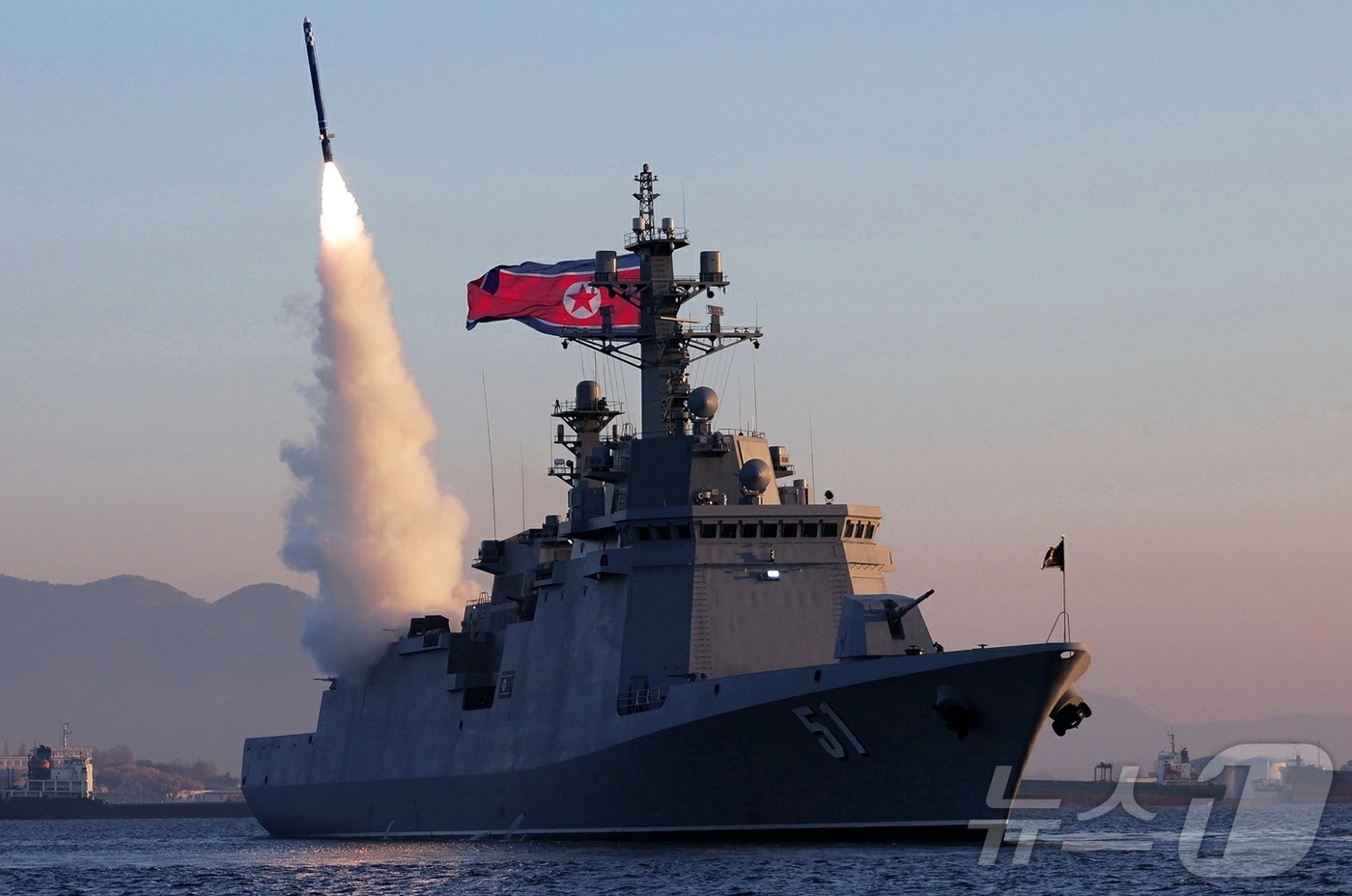 (평양 노동신문=뉴스1) = 북한 노동당 기관지 노동신문은 지난 12일 5000톤급 구축함 '최현호'에서 김정은 노동당 총비서 참관 아래 전략순항미사일과 함대함 미사일 발사 시험을 …