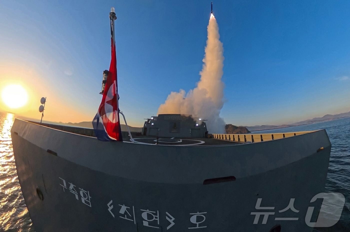 (평양 노동신문=뉴스1) = 북한 노동당 기관지 노동신문은 지난 12일 5000톤급 구축함 '최현호'에서 김정은 노동당 총비서 참관 아래 전략순항미사일과 함대함 미사일 발사 시험을 …