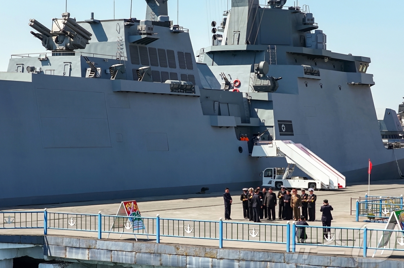 (평양 노동신문=뉴스1) = 북한 노동당 기관지 노동신문은 지난 12일 5000톤급 구축함 '최현호'에서 김정은 노동당 총비서 참관 아래 전략순항미사일과 함대함 미사일 발사 시험을 …