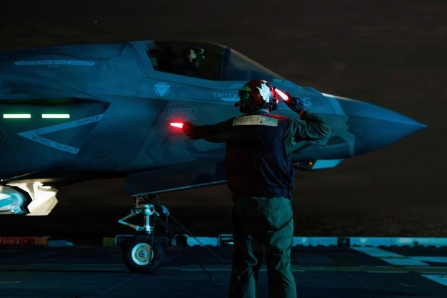 美 역봉쇄에 군함 15척 이상 투입…상공에선 F-35 전투기 작전