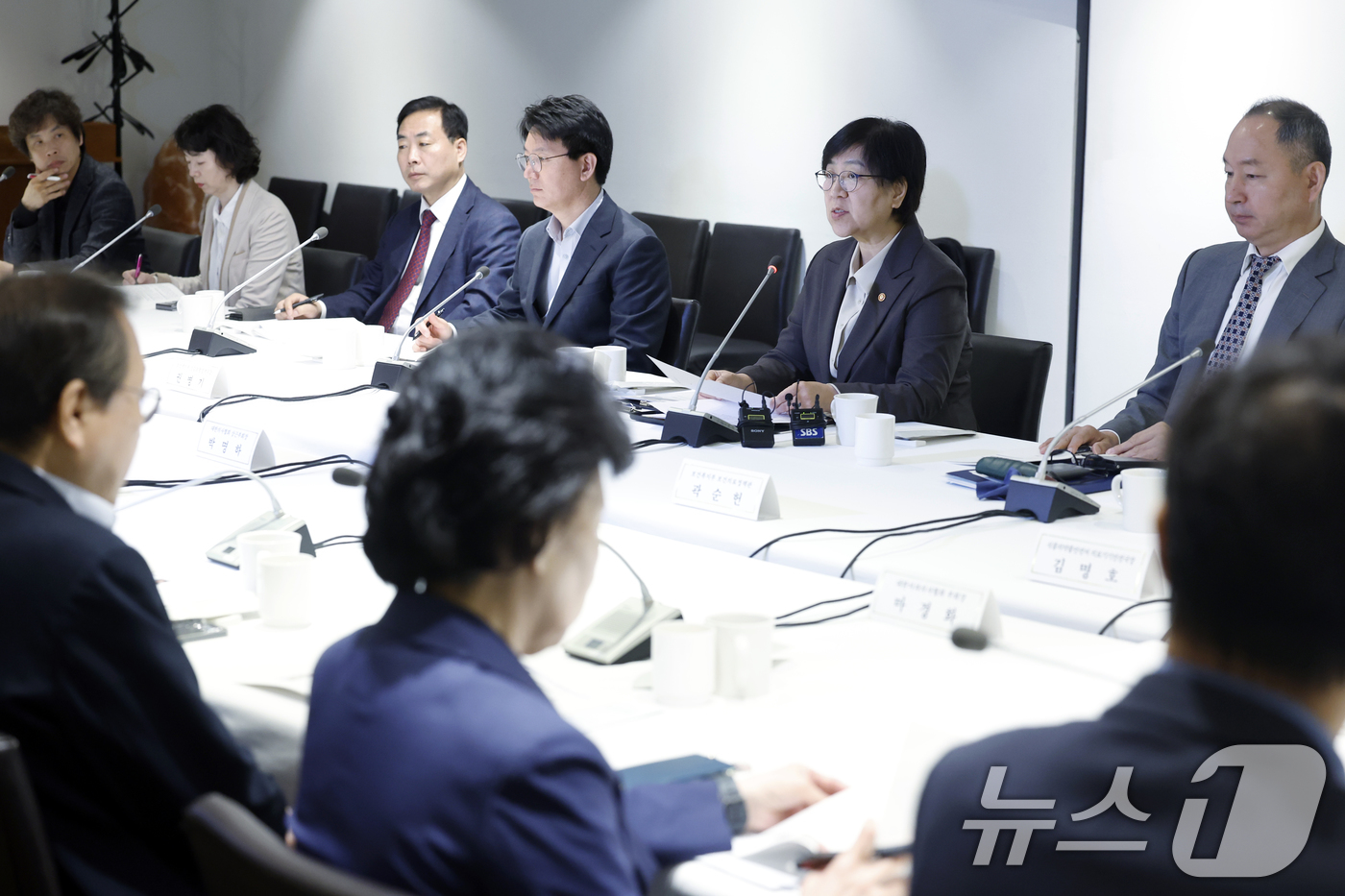 (서울=뉴스1) 박정호 기자 = 정은경 보건복지부 장관이 14일 오전 서울시 중구 세종대로 컨퍼런스 하우스 달개비에서 열린 중동전쟁 대응 제3차 보건의약단체 회의에서 모두 발언을 …