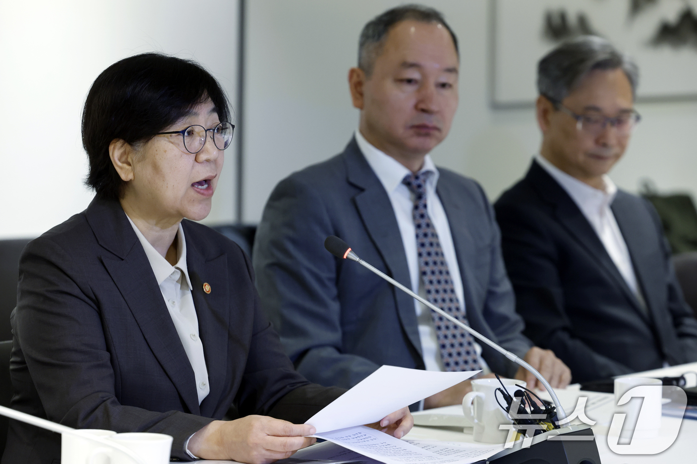 (서울=뉴스1) 박정호 기자 = 정은경 보건복지부 장관이 14일 오전 서울시 중구 세종대로 컨퍼런스 하우스 달개비에서 열린 중동전쟁 대응 제3차 보건의약단체 회의에서 모두 발언을 …