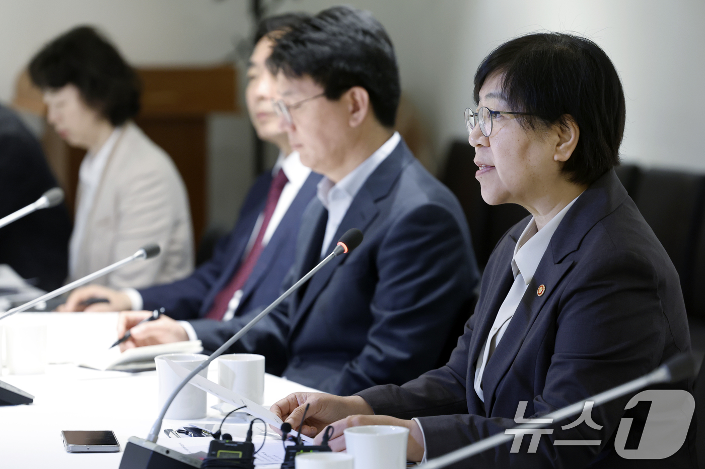 (서울=뉴스1) 박정호 기자 = 정은경 보건복지부 장관이 14일 오전 서울시 중구 세종대로 컨퍼런스 하우스 달개비에서 열린 중동전쟁 대응 제3차 보건의약단체 회의에서 모두 발언을 …