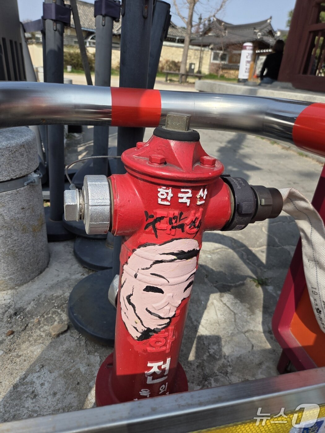 본문 이미지 - 신라 천년 미소 '수막새'가 그려진 소화전. (경주소방서 제공, 재판매 및 DB금지) 2026.4.14/뉴스1 