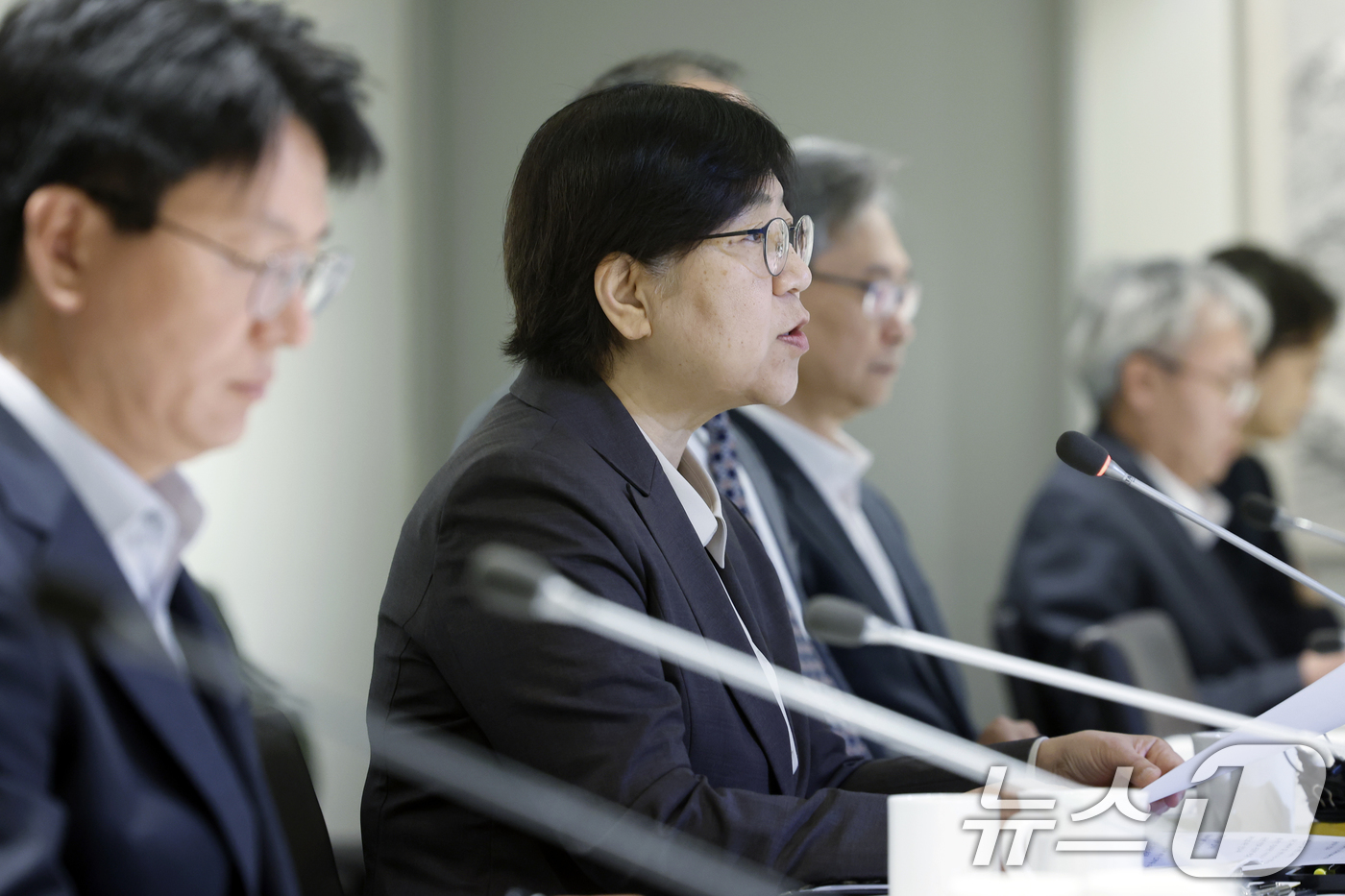 (서울=뉴스1) 박정호 기자 = 정은경 보건복지부 장관이 14일 오전 서울시 중구 세종대로 컨퍼런스 하우스 달개비에서 열린 중동전쟁 대응 제3차 보건의약단체 회의에서 모두 발언을 …