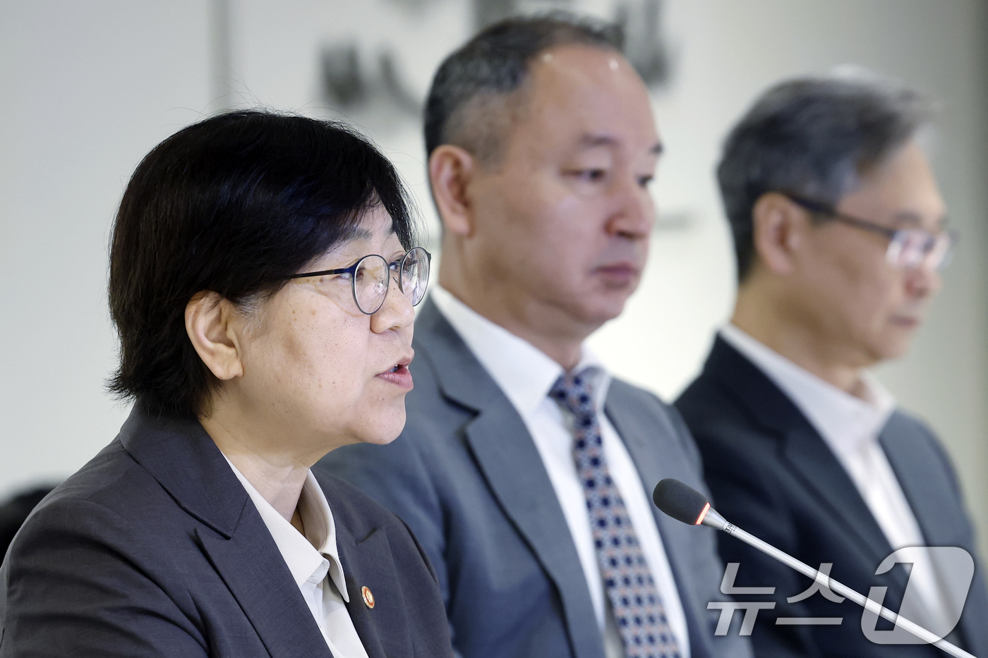 (서울=뉴스1) 박정호 기자 = 정은경 보건복지부 장관이 14일 오전 서울시 중구 세종대로 컨퍼런스 하우스 달개비에서 열린 중동전쟁 대응 제3차 보건의약단체 회의에서 모두 발언을 …