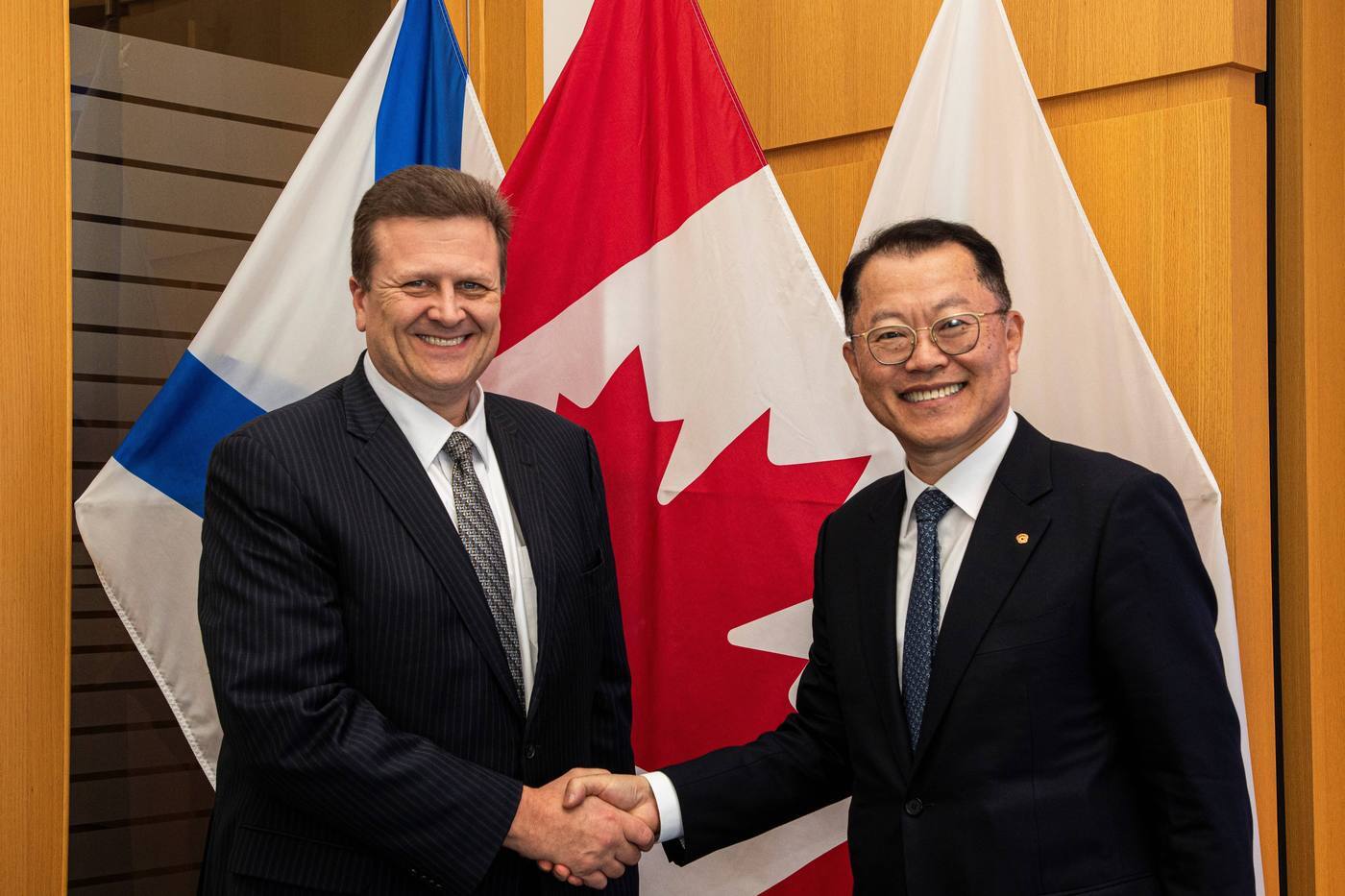 본문 이미지 - 한화오션 김희철 대표(오른쪽)와 어빙조선소 더크 레스코 사장이 면담을 마친 뒤 기념촬영을 하고 있다. (한화오션 제공)