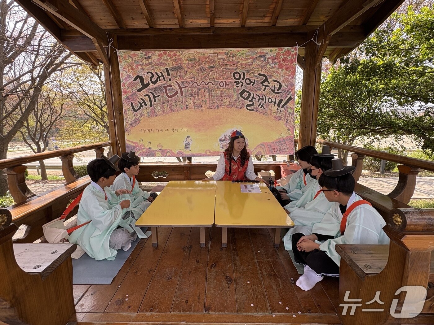본문 이미지 - 열하에서 느꼈던 ‘보이는 것과 보려는 것’의 차이를 주제로 생각을 나누며 글을 작성해보는 참가자들(당진시 제공. 재판매 및 DB금지)2026.4.14/뉴스1