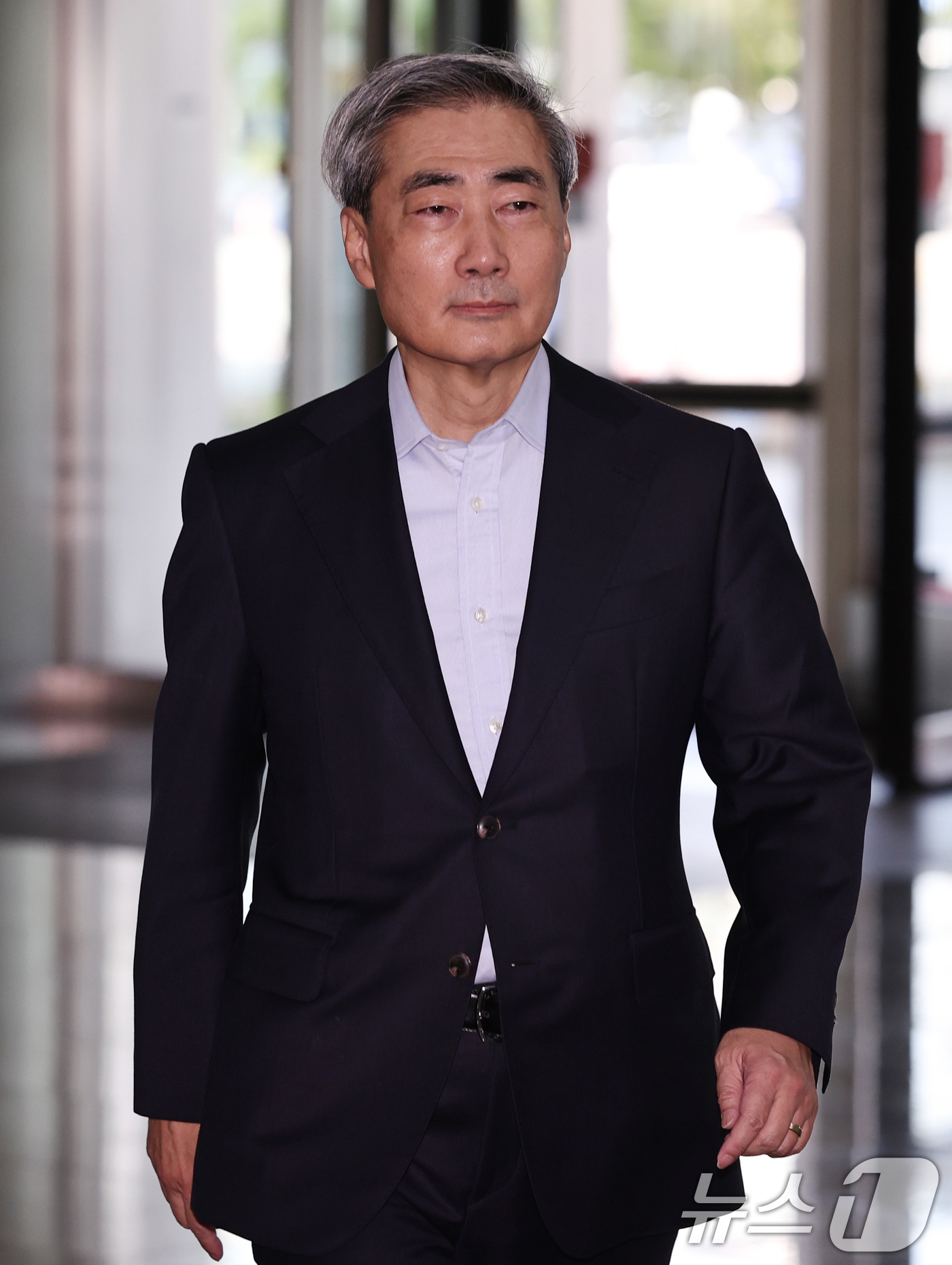 (서울=뉴스1) 구윤성 기자 = 신현송 한국은행 총재 후보자가 14일 오전 서울 중구 한화금융플라자에 마련된 청문회 준비 사무실로 출근하고 있다. 2026.4.14/뉴스1