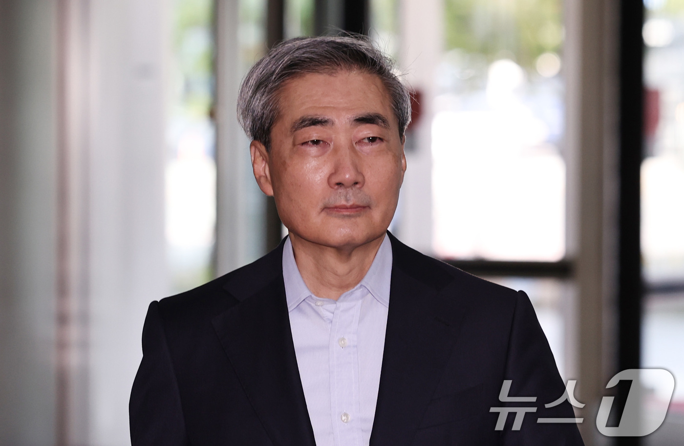 (서울=뉴스1) 구윤성 기자 = 신현송 한국은행 총재 후보자가 14일 오전 서울 중구 한화금융플라자에 마련된 청문회 준비 사무실로 출근하고 있다. 2026.4.14/뉴스1