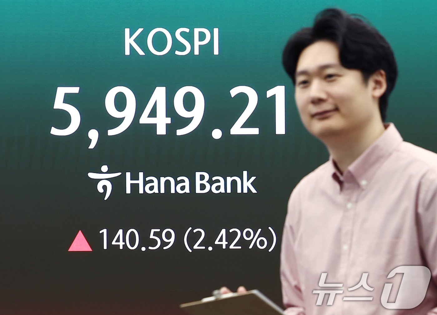 본문 이미지 - 14일 오전 서울 중구 하나은행 본점 딜링룸 전광판에 코스피 지수 등이 나오고 있다. 2026.4.14 ⓒ 뉴스1 김민지 기자