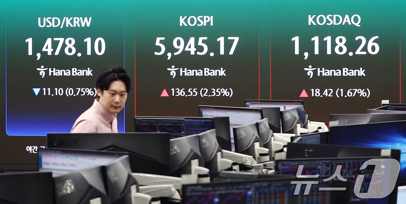 본문 이미지 - 14일 오전 서울 중구 하나은행 본점 딜링룸 전광판에 코스피 지수 등이 나오고 있다. 2026.4.14 ⓒ 뉴스1 김민지 기자