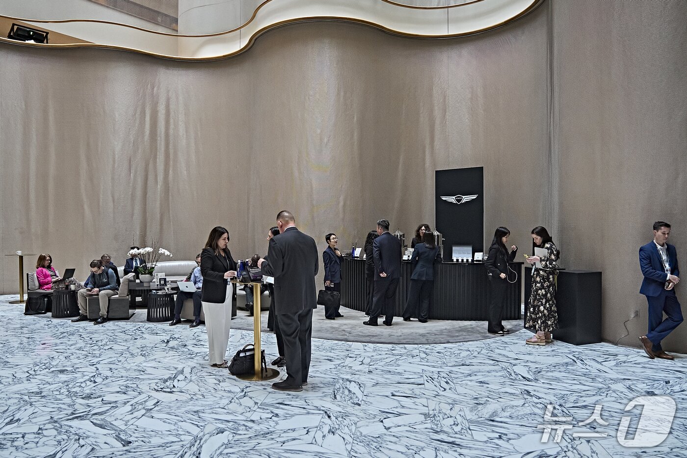 본문 이미지 - 2026 세마포 월드 이코노미 행사장 내 제네시스 브랜드 공간. (현대차그룹) 