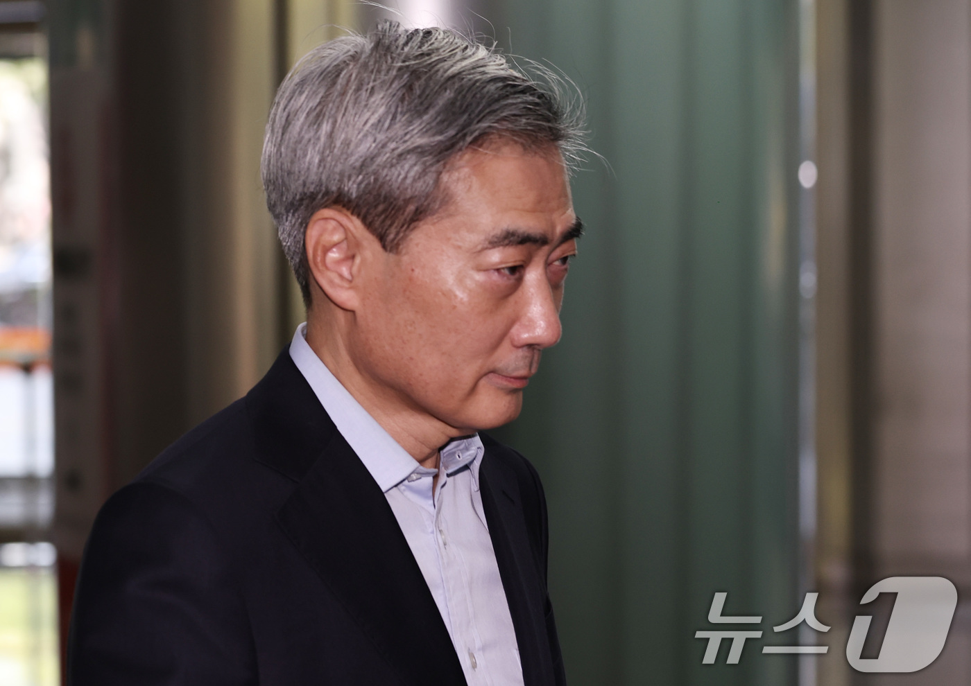 (서울=뉴스1) 구윤성 기자 = 신현송 한국은행 총재 후보자가 14일 오전 서울 중구 한화금융플라자에 마련된 청문회 준비 사무실로 출근하고 있다. 2026.4.14/뉴스1