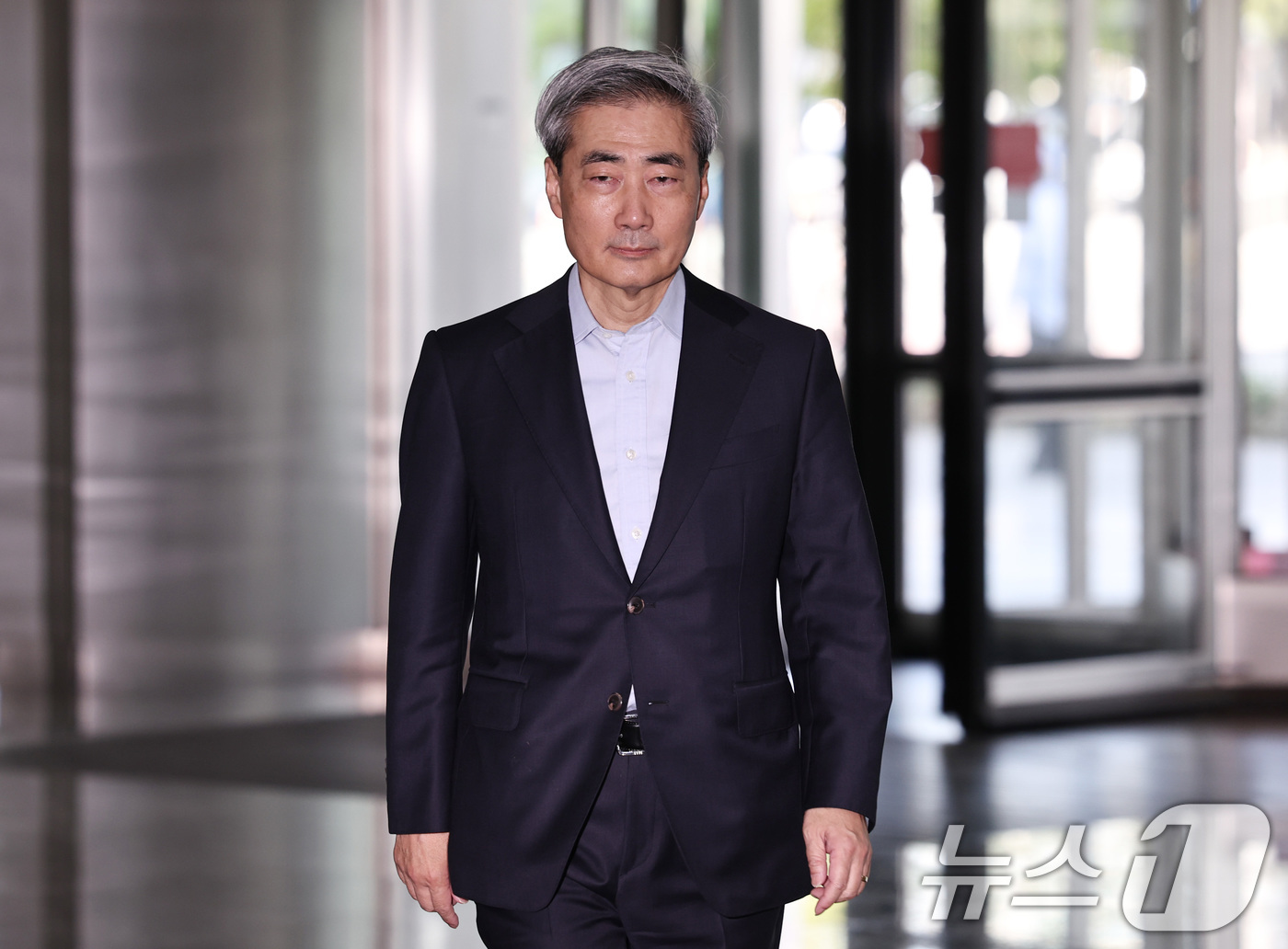 (서울=뉴스1) 구윤성 기자 = 신현송 한국은행 총재 후보자가 14일 오전 서울 중구 한화금융플라자에 마련된 청문회 준비 사무실로 출근하고 있다. 2026.4.14/뉴스1