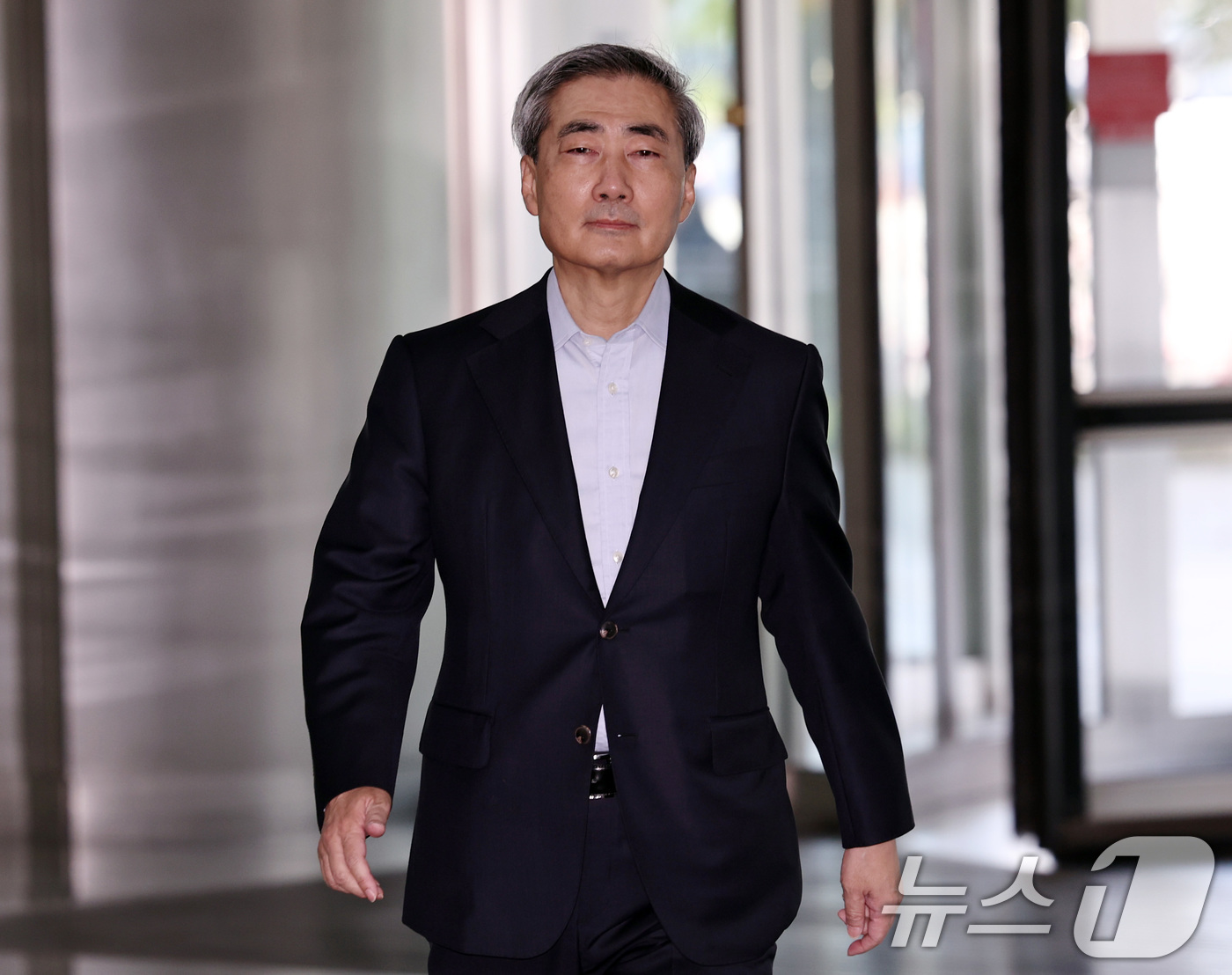 (서울=뉴스1) 구윤성 기자 = 신현송 한국은행 총재 후보자가 14일 오전 서울 중구 한화금융플라자에 마련된 청문회 준비 사무실로 출근하고 있다. 2026.4.14/뉴스1