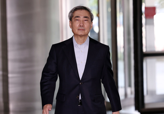 청문회 준비 사무실 출근하는 신현송 후보자