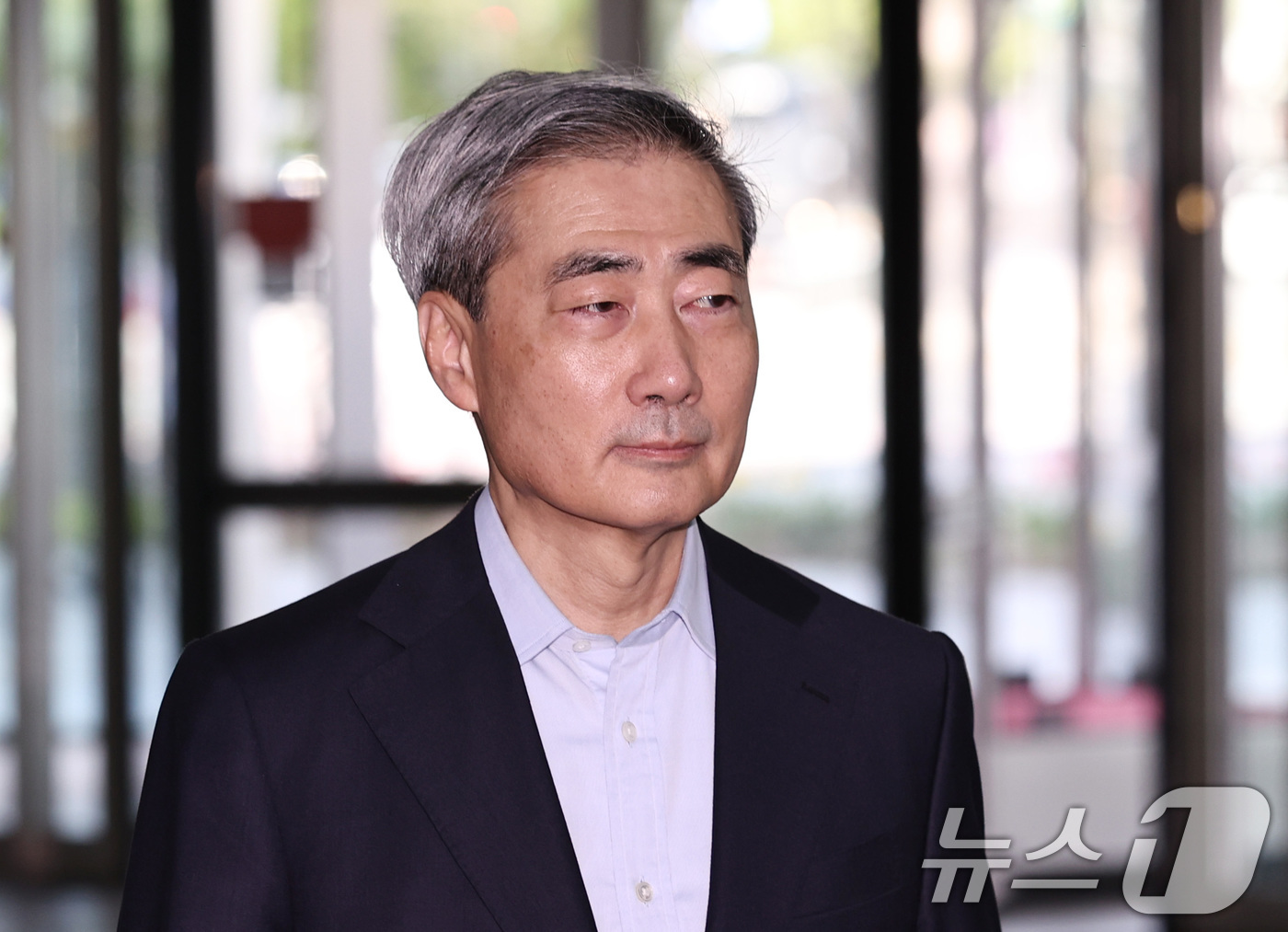 (서울=뉴스1) 구윤성 기자 = 신현송 한국은행 총재 후보자가 14일 오전 서울 중구 한화금융플라자에 마련된 청문회 준비 사무실로 출근하고 있다. 2026.4.14/뉴스1