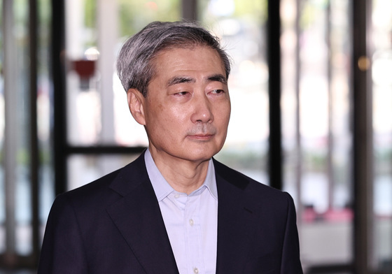 사무실 출근하는 신현송 한국은행 총재 후보자