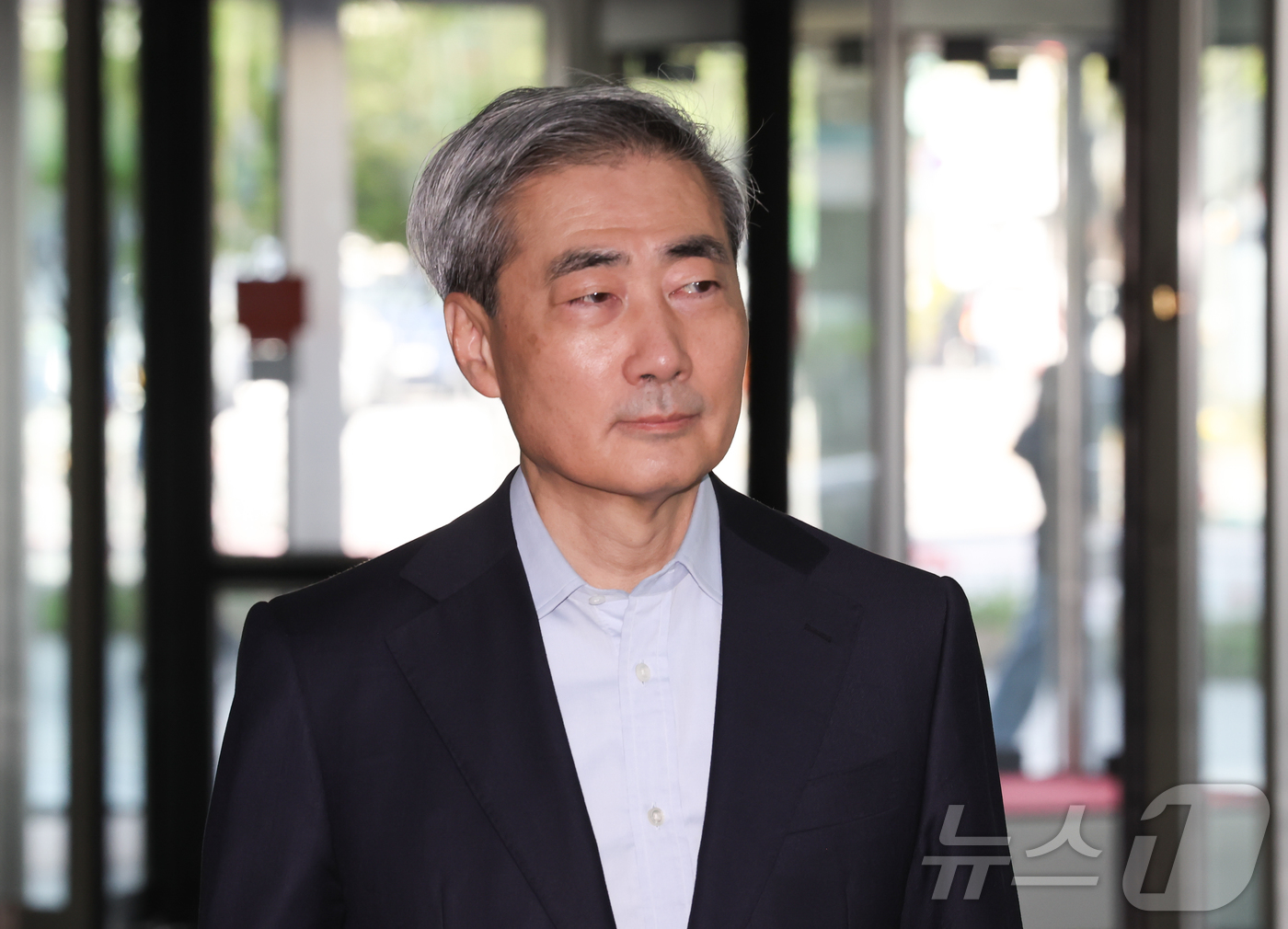 (서울=뉴스1) 이종수 기자 = 신현송 한국은행 총재 후보자가 14일 오전 서울 중구 한화금융플라자에 마련된 청문회 준비 사무실로 출근하고 있다. 2026.4.14/뉴스1