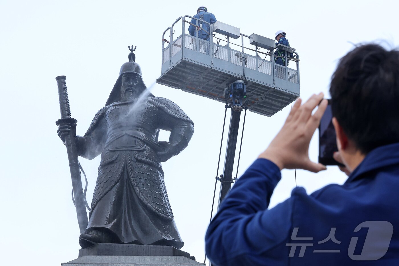 본문 이미지 - 서울시 관계자들이 14일 서울 종로구 광화문광장에서 이순신 장군 동상을 세척하고 있다. 2026.4.14 ⓒ 뉴스1 김성진 기자