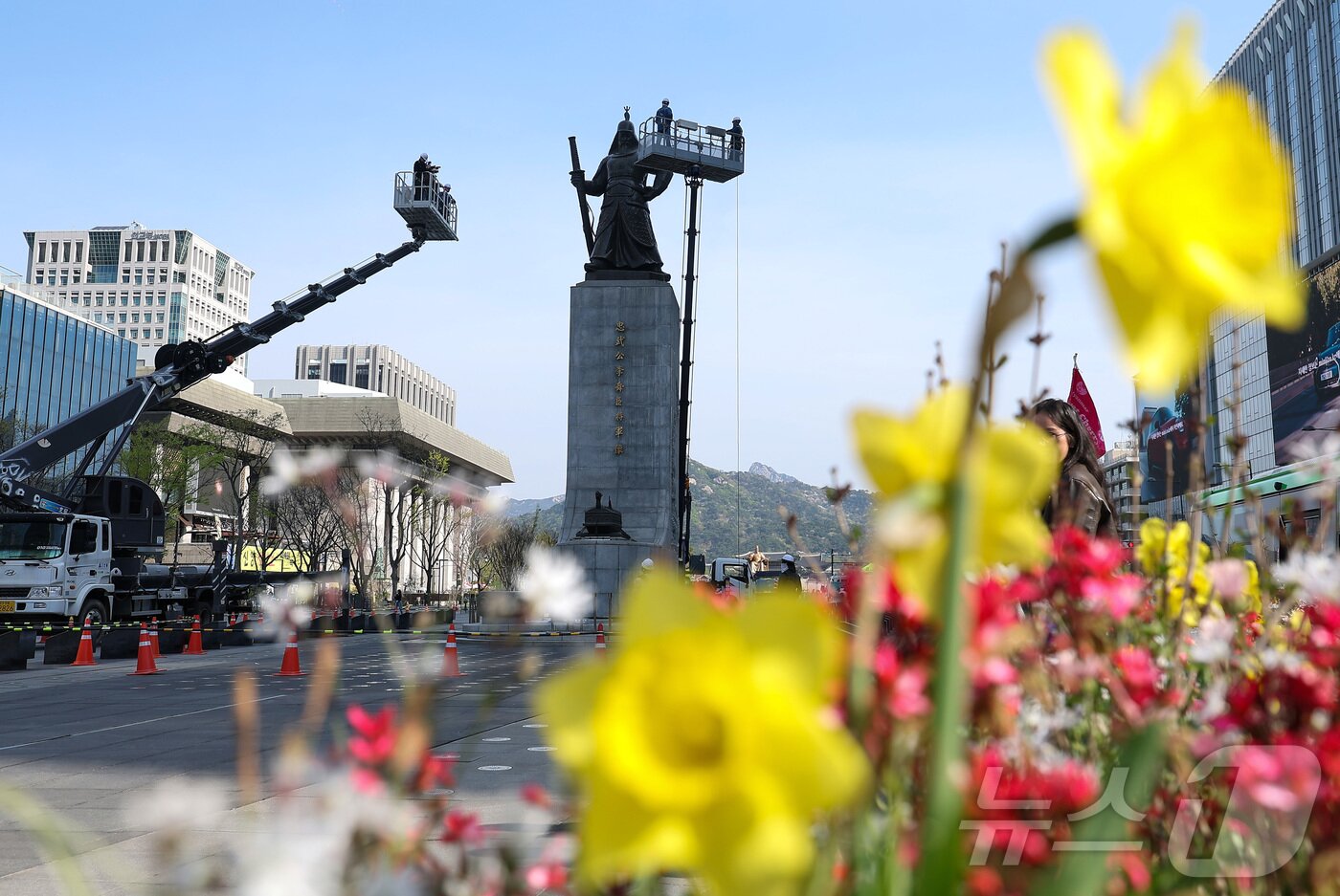 본문 이미지 - 서울시 관계자들이 14일 서울 종로구 광화문광장에서 이순신 장군 동상을 세척하고 있다. 2026.4.14 ⓒ 뉴스1 김성진 기자
