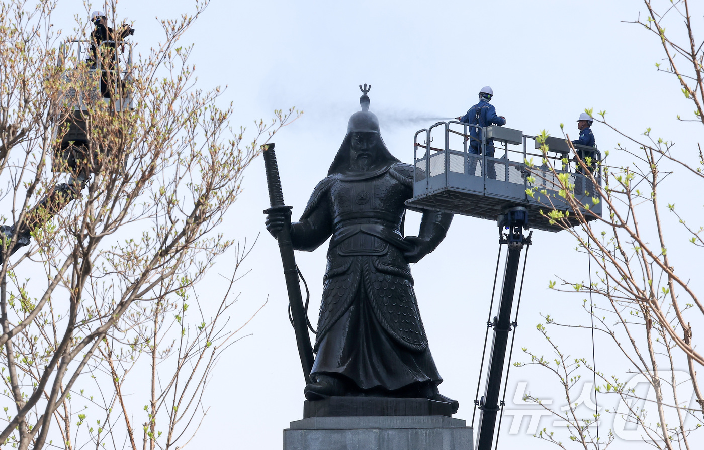 (서울=뉴스1) 김성진 기자 = 서울시 관계자들이 14일 서울 종로구 광화문광장에서 이순신 장군 동상을 세척하고 있다. 2026.4.14/뉴스1