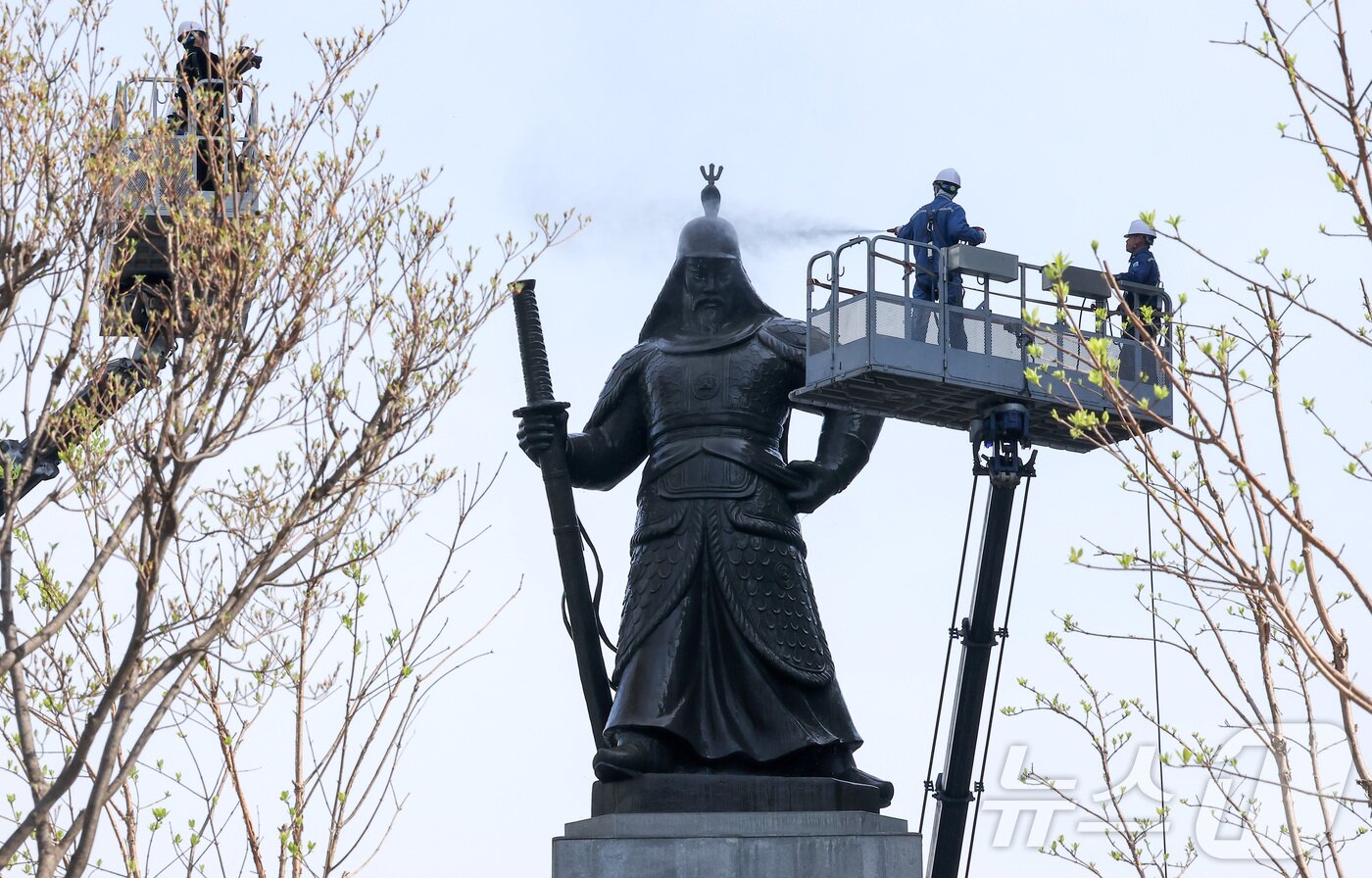 본문 이미지 - 서울시 관계자들이 14일 서울 종로구 광화문광장에서 이순신 장군 동상을 세척하고 있다. 2026.4.14 ⓒ 뉴스1 김성진 기자