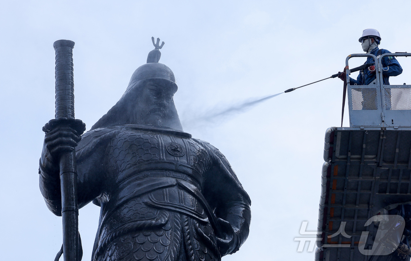 (서울=뉴스1) 김성진 기자 = 서울시 관계자들이 14일 서울 종로구 광화문광장에서 이순신 장군 동상을 세척하고 있다. 2026.4.14/뉴스1