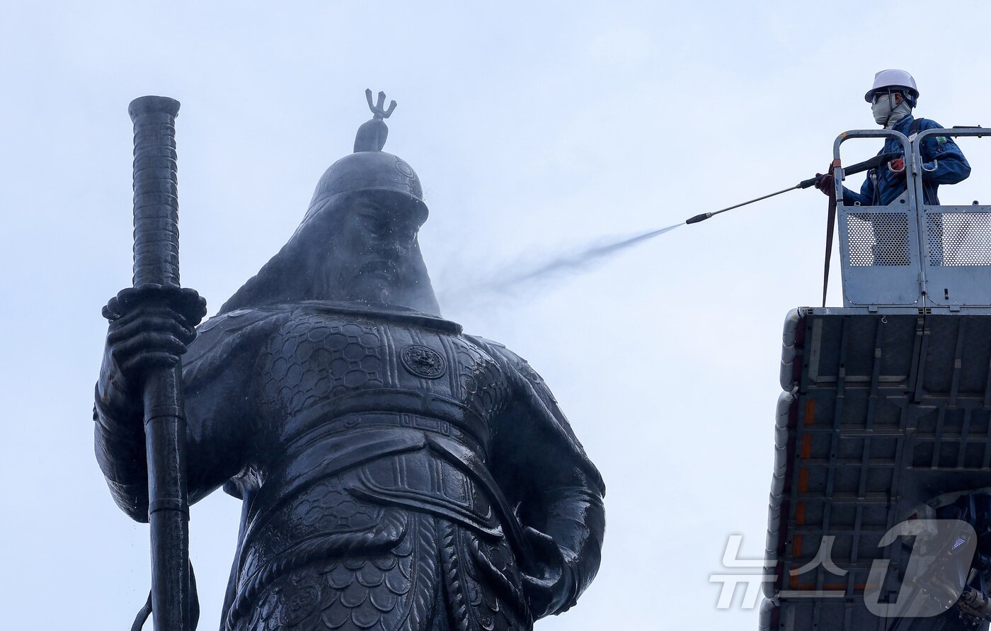 본문 이미지 - 서울시 관계자들이 14일 서울 종로구 광화문광장에서 이순신 장군 동상을 세척하고 있다. 2026.4.14 ⓒ 뉴스1 김성진 기자