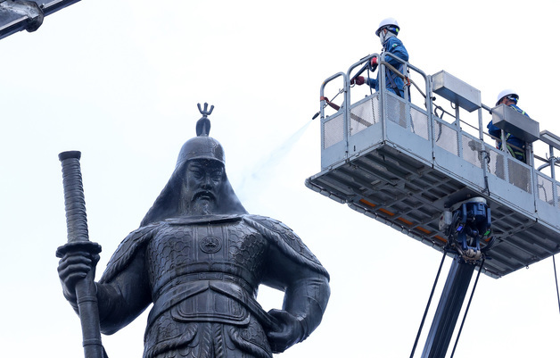 이순신 장군 동상 세척