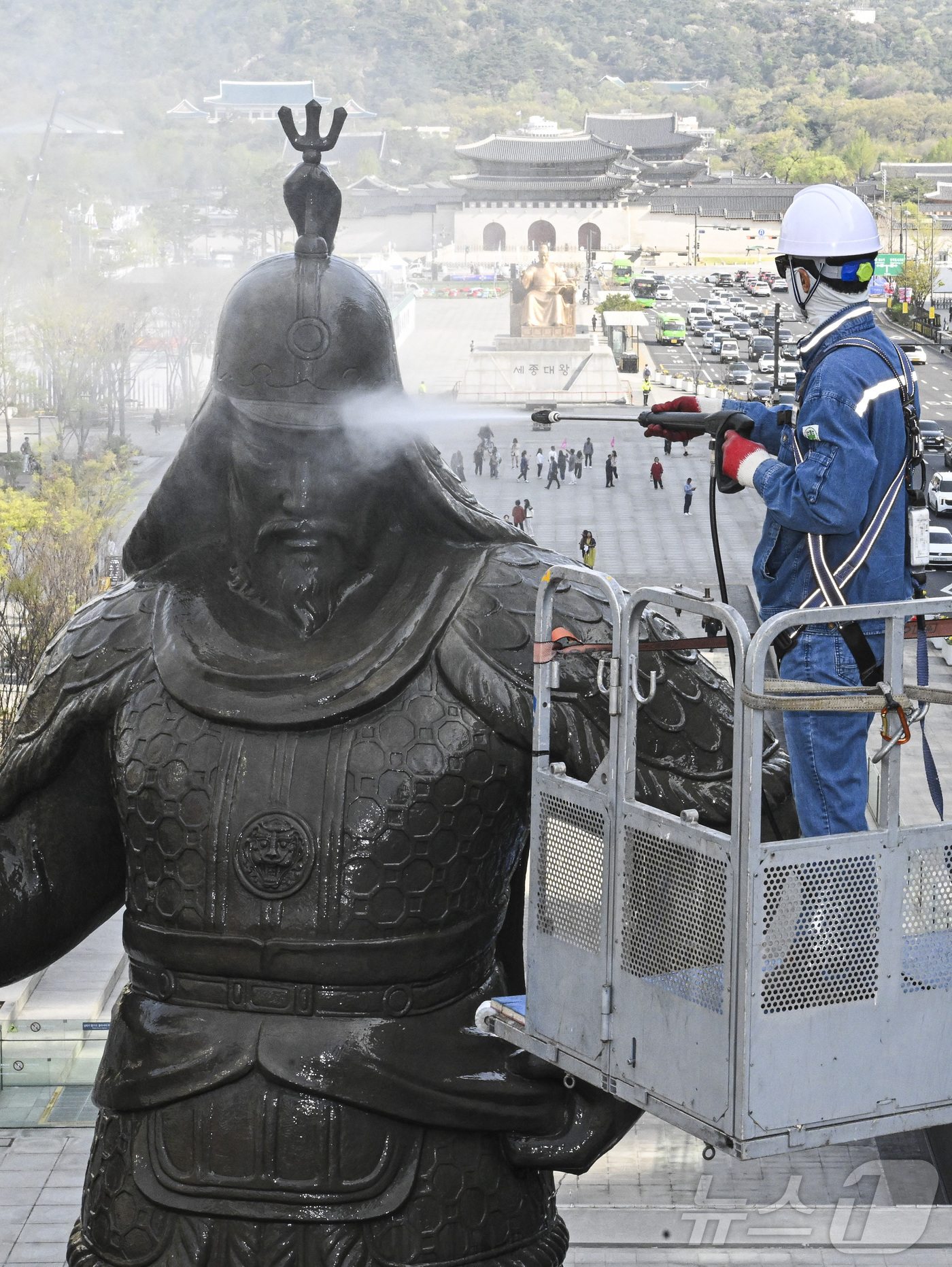 (서울=뉴스1) 김성진 기자 = 서울시 관계자들이 14일 서울 종로구 광화문광장에서 이순신 장군 동상을 세척하고 있다. (공동취재) 2026.4.14/뉴스1